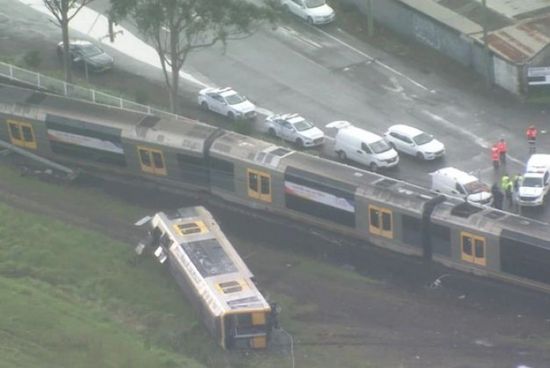 انقلاب قطار بعد اصطدامه بسيارة مسروقة في استراليا