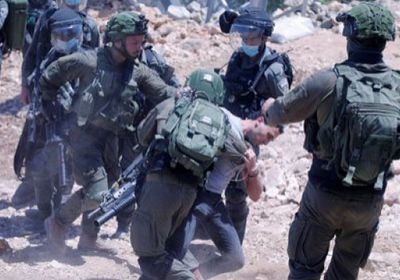 الاحتلال يعتقل 3 فلسطينيين عقب الاعتداء عليهم جنوب نابلس