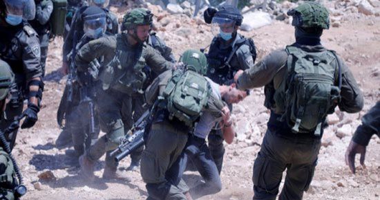 الاحتلال يعتقل 3 فلسطينيين عقب الاعتداء عليهم جنوب نابلس