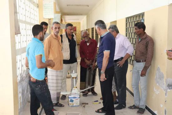 مأمور المعلا يتابع تركيب ألواح شمسية بمدارس المديرية