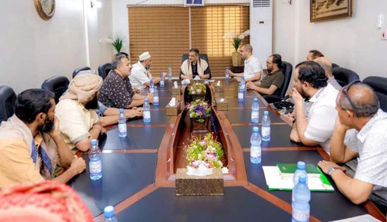 لملس يجمع "المركزي" والصرافين والتجار بخلية لكبح الدولار