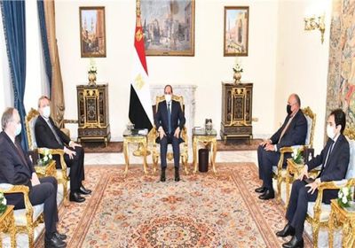 السيسي ومفوض أوروبي يبحثان أوجه التعاون في مجالات التعليم والهجرة غير الشرعية