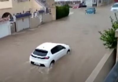  مياه الفيضانات تجرف السيارات في مدينة إسبانية