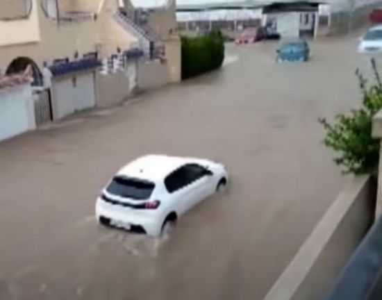  مياه الفيضانات تجرف السيارات في مدينة إسبانية