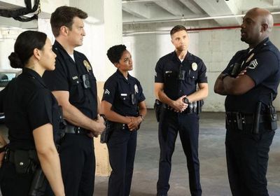 بعد حادثة أليك بالدوين في فيلم Rust.. مسلسل The Rookie يمنع استخدام الأسلحة