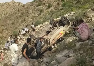 مصرع مسافرين وإصابة 9 في انقلاب سيارة بخط لحج
