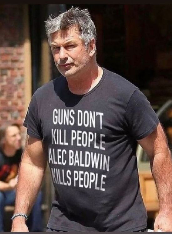  نجل ترامب يبيع ملابس تسخر من حادث قتل بالدوين لمصورة