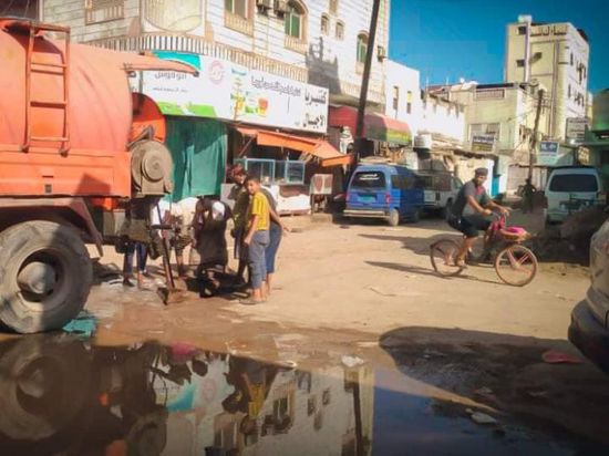 تواصل صيانة شبكة الصرف في الشيخ عثمان