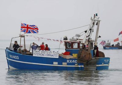 فرنسا تحتجز زورق صيد بريطانيًا وتصادر منتجاته
