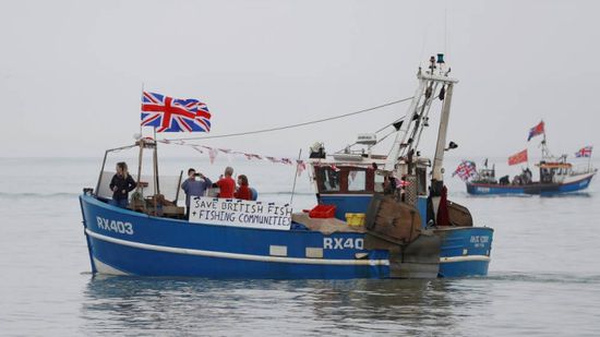 فرنسا تحتجز زورق صيد بريطانيًا وتصادر منتجاته