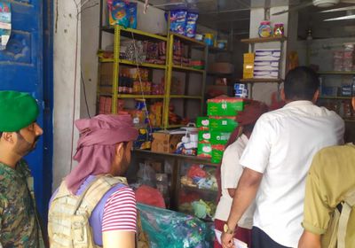 إغلاق محال تجارية مخالفة للتسعيرة في الحوطة وتبن