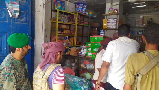 إغلاق محال تجارية مخالفة للتسعيرة في الحوطة وتبن