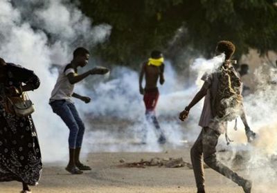 قوات الأمن السودانية تطلق قنابل الغاز المسيل للدموع لتفريق المتظاهرين