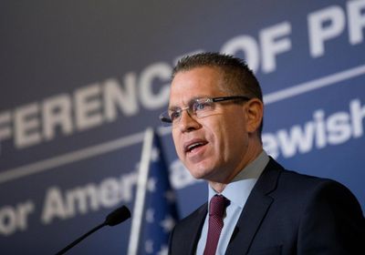 شاهد.. مسؤول إسرائيلي يمزق تقريرًا لحقوق الإنسان