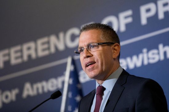 شاهد.. مسؤول إسرائيلي يمزق تقريرًا لحقوق الإنسان