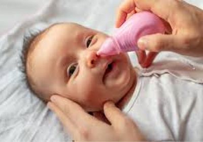 طريقة تنظيف أنف الرضيع.. ساعد طفلك ليتنفس بشكل طبيعي
