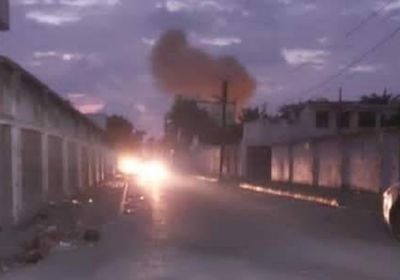 انفجار سيارة أمام فندق مطار عدن