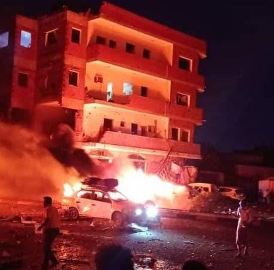 5 شهداء في تفجير سيارة مفخخة أمام مطار عدن