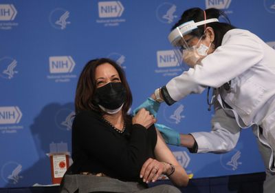 نائبة بايدن تتلقى الجرعة الثالثة من لقاح موديرنا