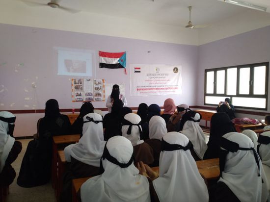 توعية طالبات عدن بمكافحة سرطان الثدي 