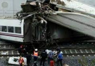 إصابة 13 شخصًا في تصادم قطارين بإنجلترا