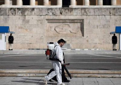 اليونان تعاقب غير المحصنين بقيود جديدة