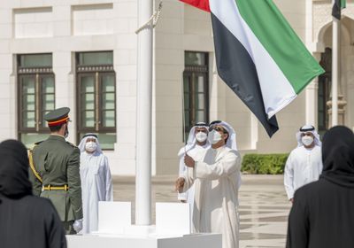  منصور بن زايد يهنئ القيادة والشعب الإماراتي في يوم العلم