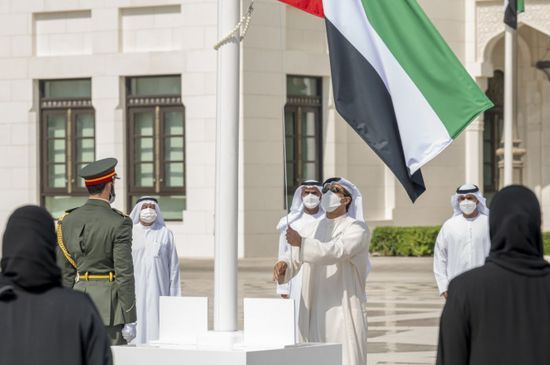  منصور بن زايد يهنئ القيادة والشعب الإماراتي في يوم العلم