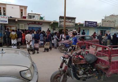 الأسطوانة بـ 15 ألف ريال.. الحطب بديل الغاز المنزلي المهرب بشبوة