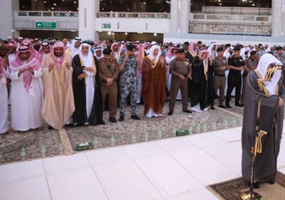 جموع المصلين يؤدون صلاة الاستسقاء بالمسجد الحرام