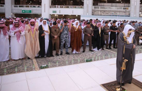 جموع المصلين يؤدون صلاة الاستسقاء بالمسجد الحرام