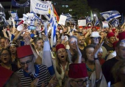 الآلاف يتظاهرون ضد الحكومة الإسرائيلية في تل أبيب