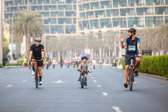  ولي عهد دبي يشيد بالمشاركة الكبيرة في تحدي الدراجات الهوائية