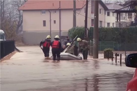 انقطاع الكهرباء في البوسنة جراء الفيضانات