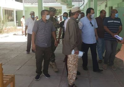 الكاف يطلع على احتياجات مستشفى صلاح الدين في البريقة