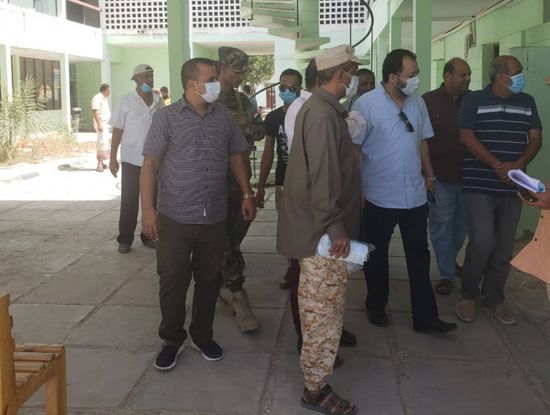 الكاف يطلع على احتياجات مستشفى صلاح الدين في البريقة