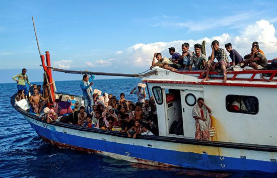 إيطاليا تسمح برسو سفينة تقل 800 مهاجر