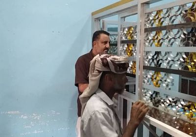 "انتقالي أبين" يتابع صرف المساعدات النقدية للمستفيدين بخنفر