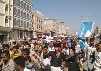 حشود غاضبة من سياسات الشرعية الإخوانية في ردفان