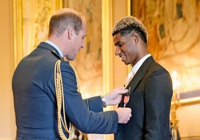 راشفورد يهدي رتبة "عضو الإمبراطورية" إلى والدته