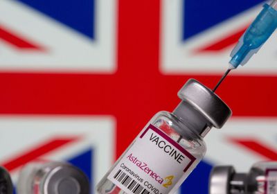 بريطانيا تلزم العاملين في الصحة بتلقي لقاح كورونا