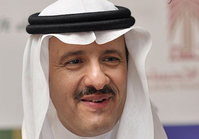 بالفيديو.. بساطة ورقي في تعامل الأمير سلطان بن سلمان مع رجل مسن