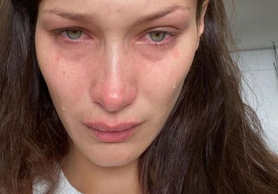 بيلا حديد تنهار بالبكاء وتكشف عن معاناتها (فيديو وصور)