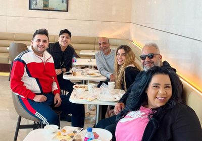 فريق مسرحية "عائلة تس" يغادر القاهرة للمشاركة في موسم الرياض 2021