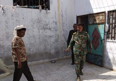 مأمور شرطة سقطرى يتفقد احتياجات نزلاء السجون