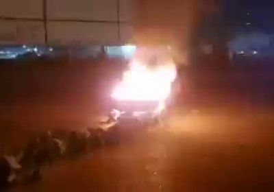 محتجون يحرقون إطارات ويغلقون الطرق في الخرطوم