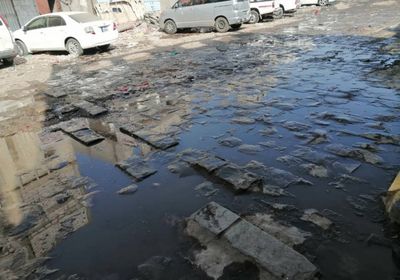 مياه المجاري تحاصر سوق الحبيلين