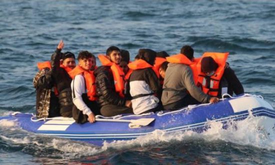 فرنسا: فقدان 3 مهاجرين بعد محاولتهم العبور في زورق إلى بريطانيا