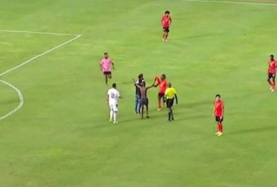 جماهير أنجولا تقتحم الملعب 3 مرات للتصوير مع صلاح