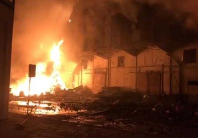 السعودية.. السيطرة على حريق ضخم اندلع بمركز سيارات